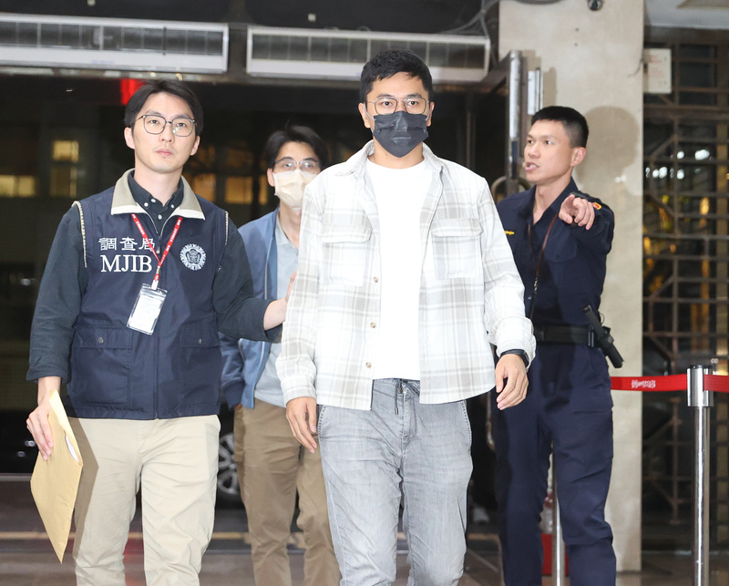 圖為罷免綠委吳沛憶領銜人李孝亮（前右），晚間移送北檢複訊的畫面。圖/中央社