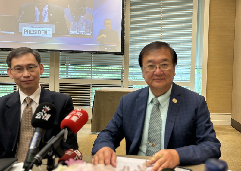 前往世衛大會現場外開記者會的衛福部長邱泰源（右）說，未來台灣申請入會不用以「中華台北」名義，而是以「中華民國」，因國家主權不容打折。圖／中央社