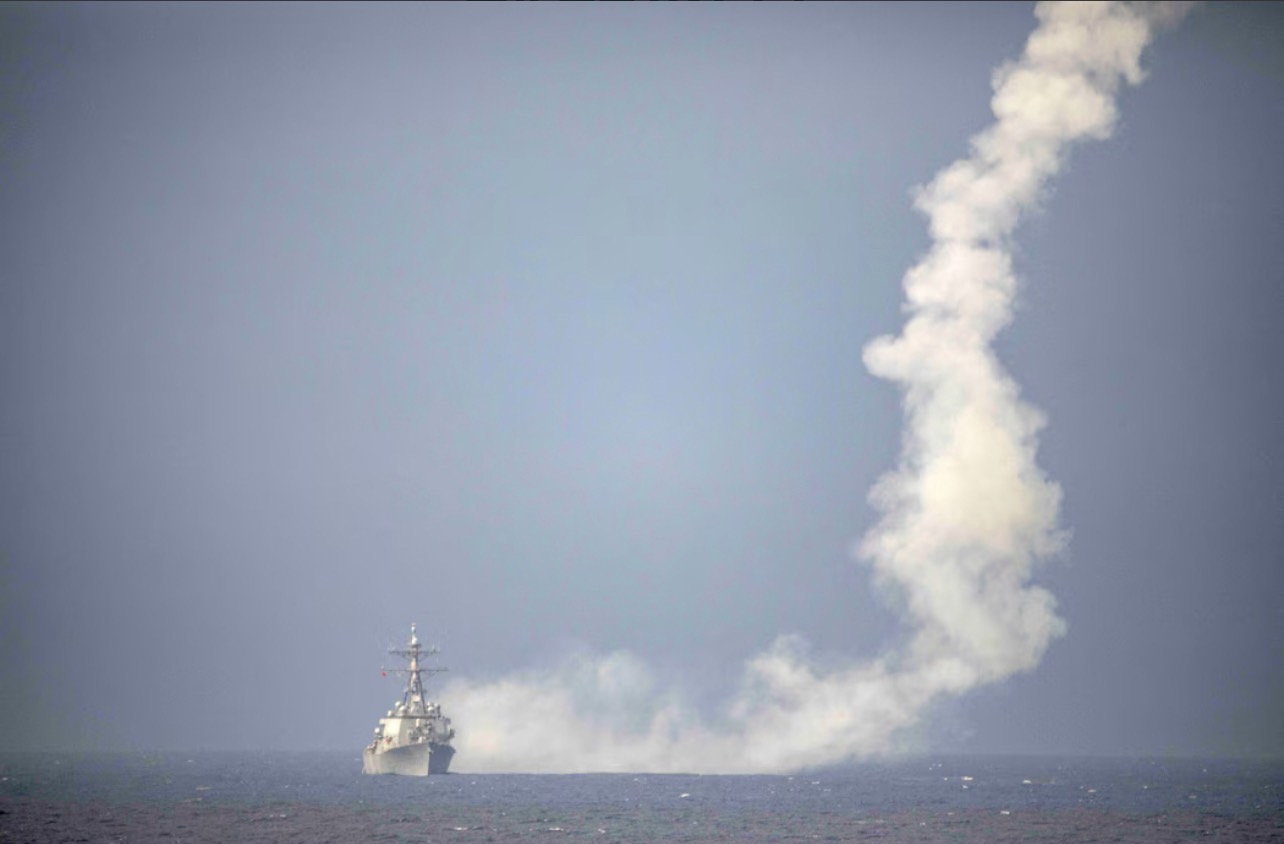 2024年4月4日，伯克級飛彈驅逐艦「拉爾夫•約翰遜」號（DDG 114）在菲律賓海舉行實彈演習。圖/取自美國海軍官網