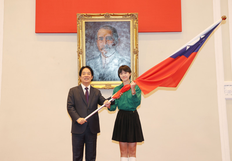 大陸發布懲治台獨22條措施，馬英九基金會執行長蕭旭岑呼籲賴總統回歸「一中憲法」，才能重建兩岸互信。圖為賴總統20日授權將在2024台灣加拿大藝術文化節演出的北一女樂儀旗隊。圖／中央社