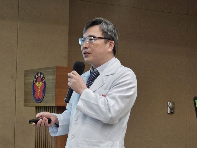 三軍總醫院醫療副院長蔡宜廷（圖）13日表示，個案搶救數日無法恢復功能，幸好等到心臟移植機會得以續命。圖/取自中央社