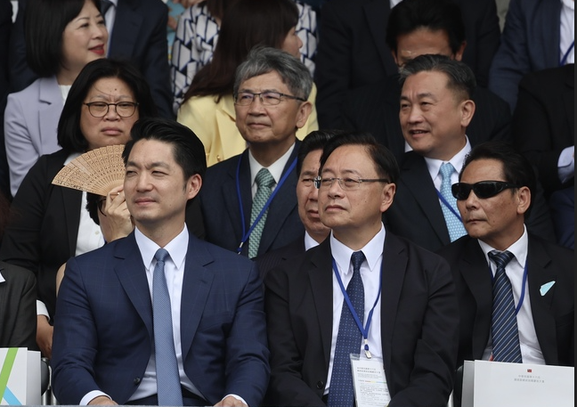 賴政府正式上路，桃園市長張善政（前右）期許說，尊重新民意，拋棄舊包袱。前左為台北市長蔣萬安。圖/中央社