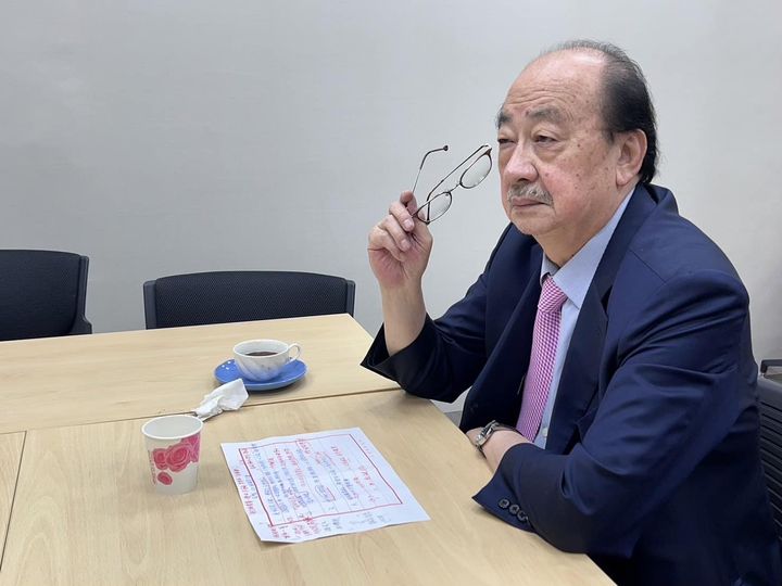 柯建銘在立法院隨處抽菸，許多綠委是敢怒不敢言。圖/取自柯建銘臉書