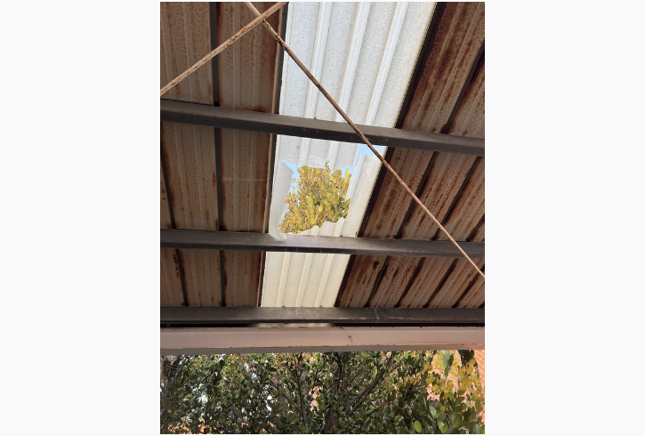 高雄一殯發生工安意外，工人在修繕屋頂的時候踩破採光罩墜落，傷重身亡。圖/中央社