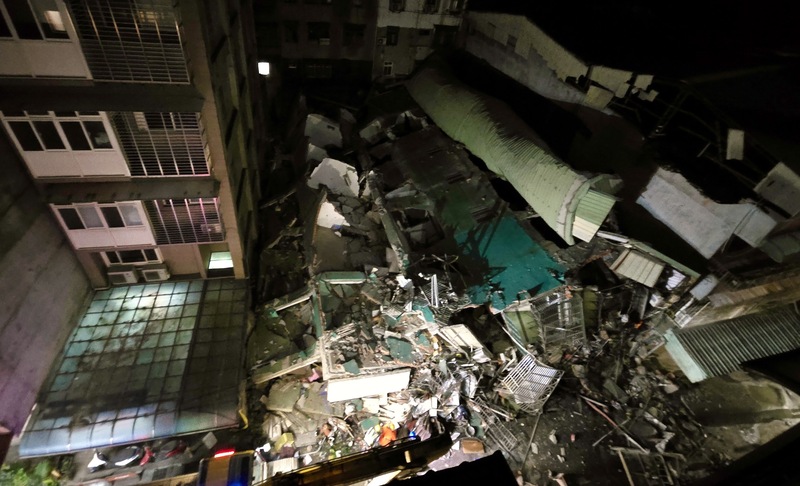 新北市三重區六張街建案損鄰案6日晚間發生房屋倒塌,市府除擴大緊急疏散範圍,也將連夜拆除有倒塌疑慮的建物。圖/中央社