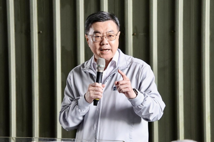卓榮泰稱1萬元只能買冰箱 黃國昌諷幹話會傳染 網批：人民的錢不需你指點