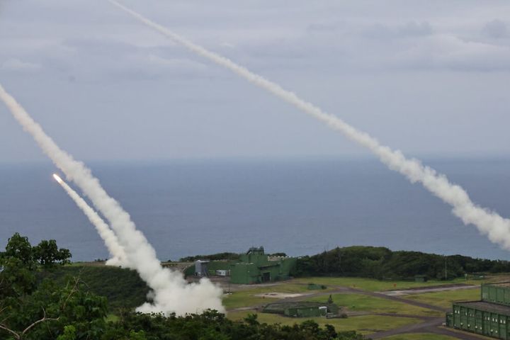 國軍操演配合年度精準飛彈射擊操演時機,檢視海馬士多管火箭飛彈接裝訓練成效。圖/中央社