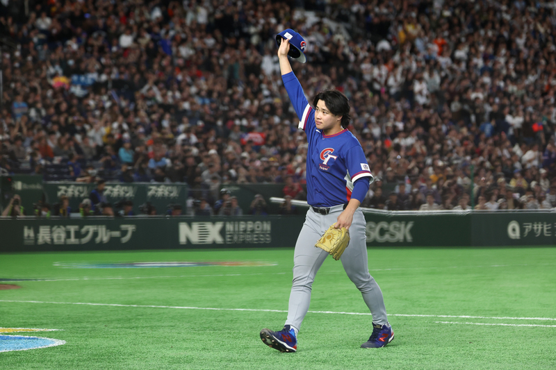 世界棒球經典賽（WBC）8日上演台韓大戰，孫易磊（圖）中繼投1.2局失1分，他退場時高舉球帽，感謝球迷支持。圖/中央社