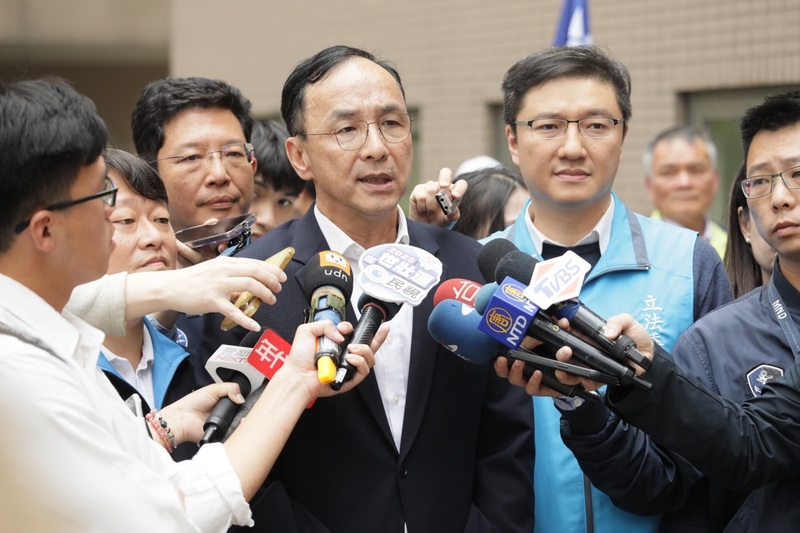 對等關稅風波來襲，國民黨7日在新北中和舉辦政策說明會，黨主席朱立倫（前中）受訪表示，此時是全世界最關鍵時刻，朝野要全力以赴、共赴國難，凝聚所有智慧。圖/中央社