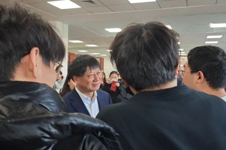   吉林大學校長（左2）在春節前夕由校長慰問在校、留校學生。圖/取自極目新聞