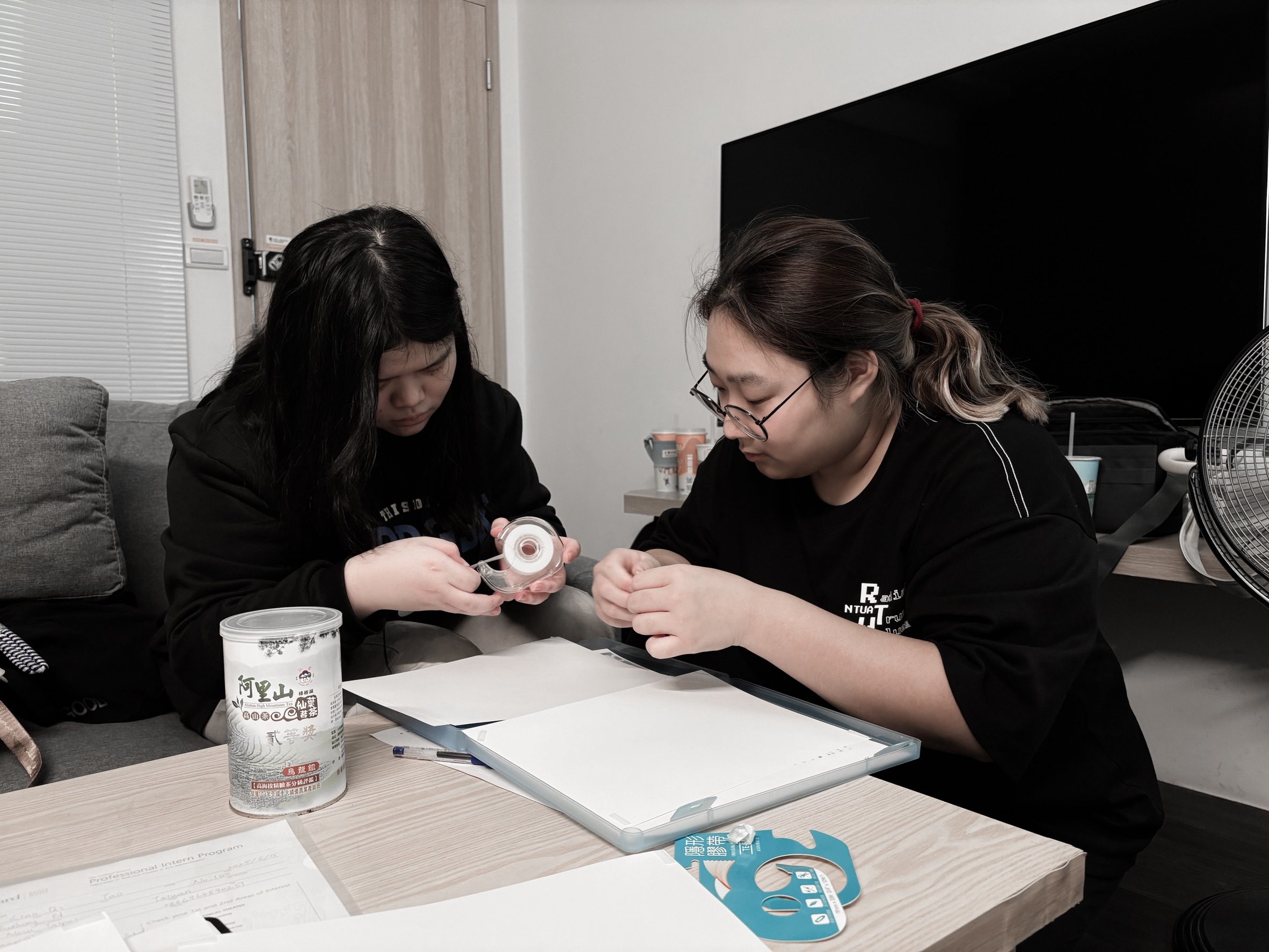 團隊成員蕭宇萱(左)與林妍伶(右)齊心準備劇本與道具。圖/台藝大進廣系學會提供