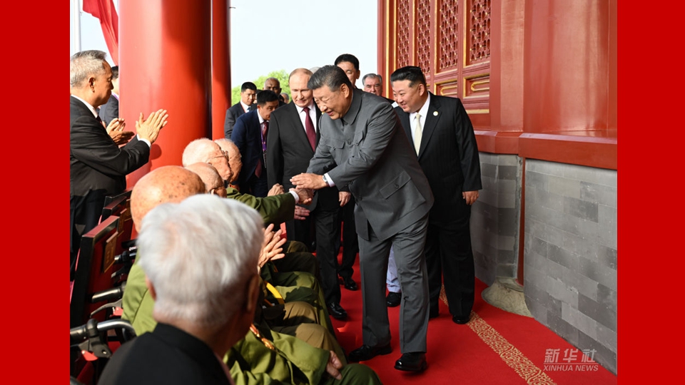 中共國家主席習近平登上城樓後，向城樓上曾參與抗戰的老將士握手寒暄，也是凝聚民心、穩定向心力的作用。圖／取自新華社
