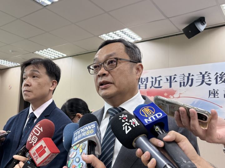 外交部次長陳明祺(圖)27日出席中華亞太菁英交流協會在台北舉辦的「習近平訪美後的美中台新局」座談會,陸委會副主委沈有忠與多位專家學者與會。陳明祺在會前接受媒體聯訪。圖/中央社