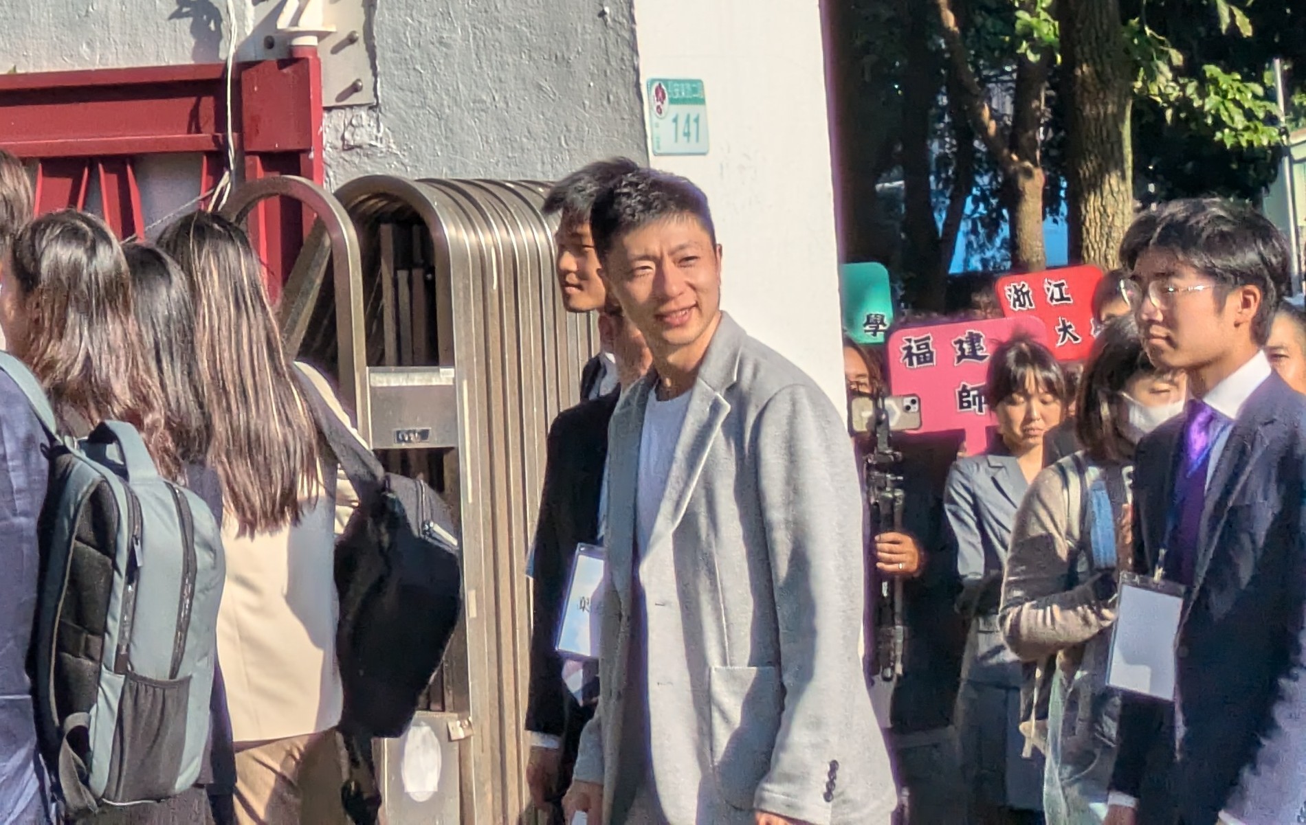 奧運桌球六金選手馬龍（中）27日來台，引來大批粉絲跟隨。圖/高陸攝