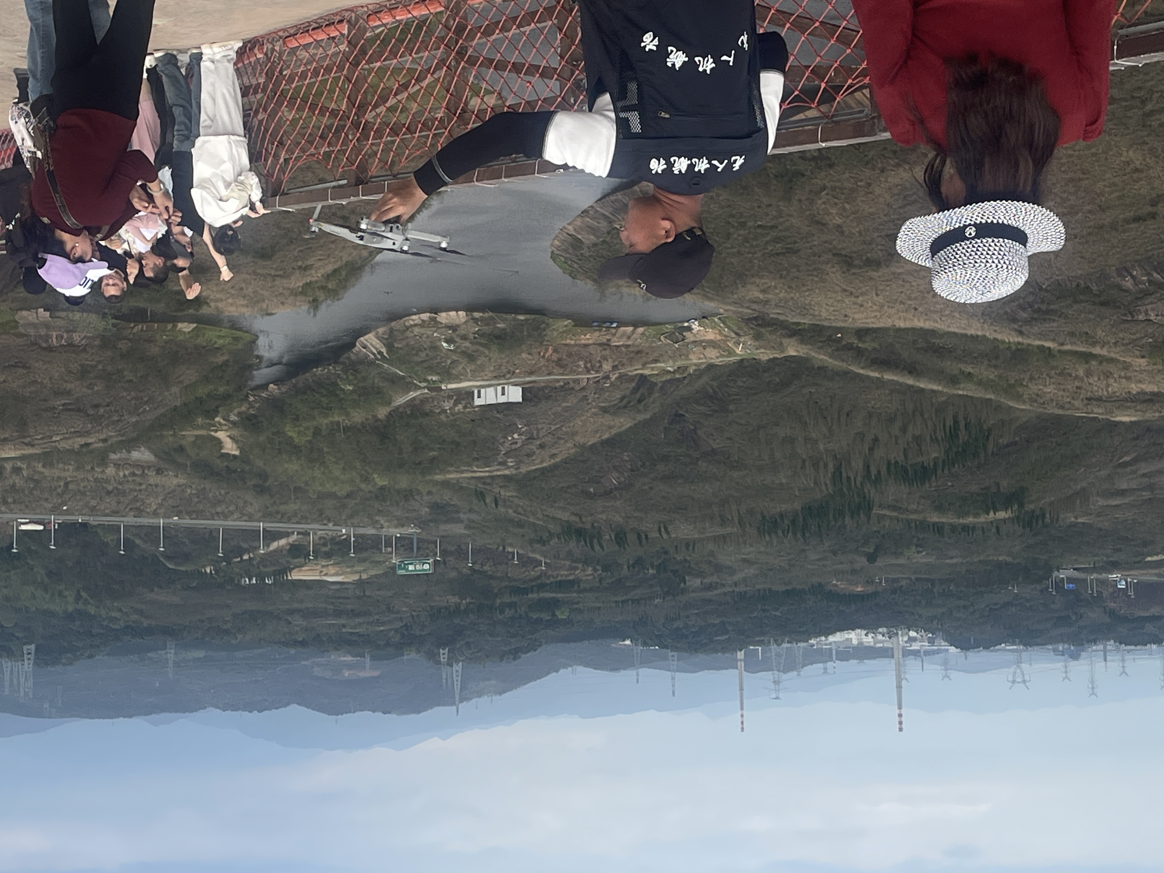 無人機航拍攝影師正在喚回無人機，讓遊客鑑賞畫面。圖/陳素貞攝