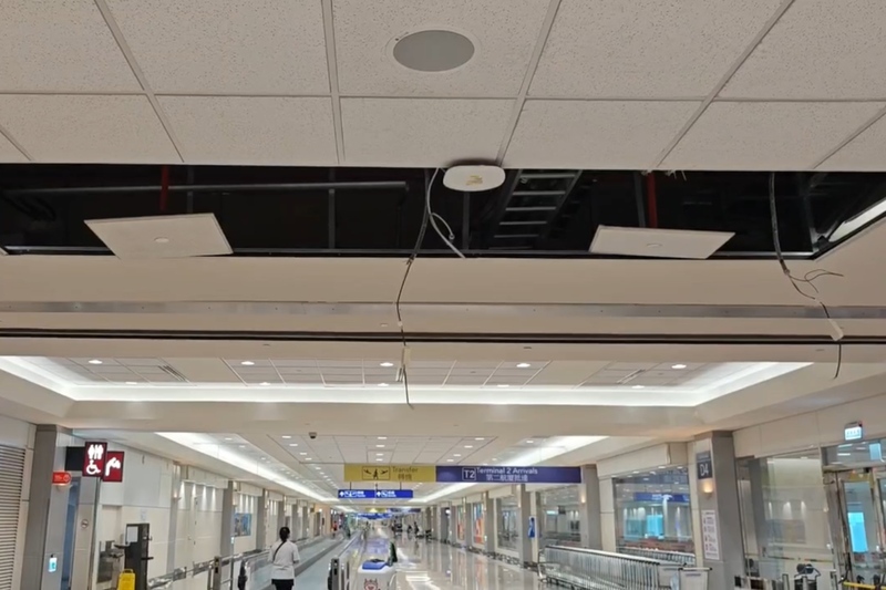 地震造成桃園機場航廈內天花板掉落，砸傷3名旅客。圖/中央社