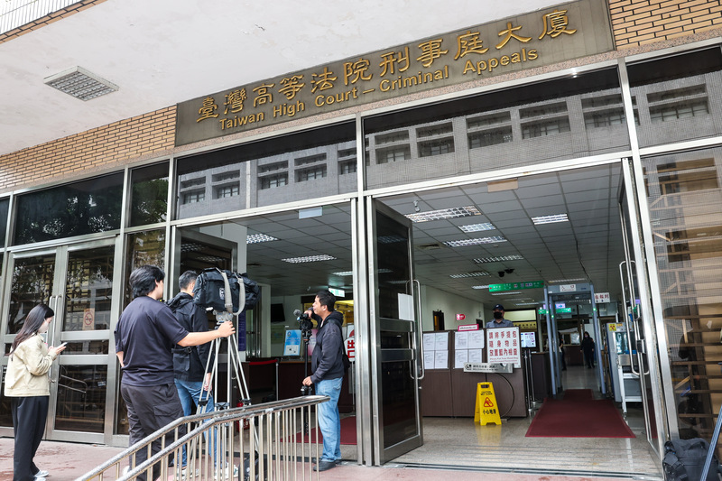 台灣高等法院於28日召開調解庭，被害人家屬及委任律師陸續到庭，但被告黃子佼未現身，僅派辯護人代表到庭。圖/中央社