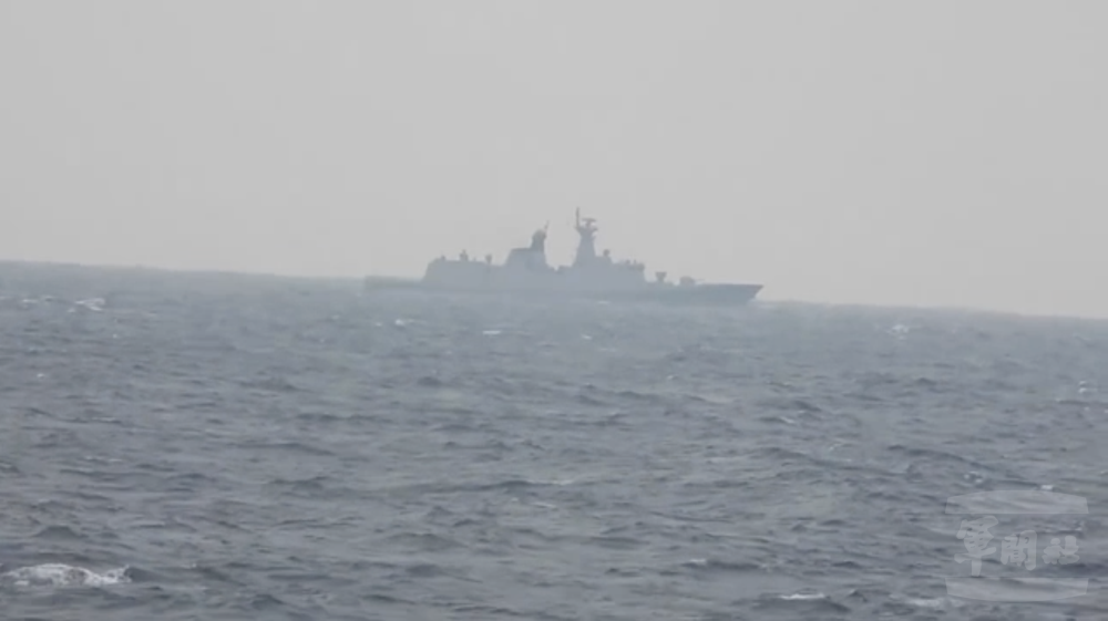 沱江軍艦（618）監控溫州艦（526）畫面。圖／取自國防部