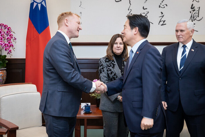 賴清德總統下午接見美國前副總統彭斯（左）。圖/取自總統府官網