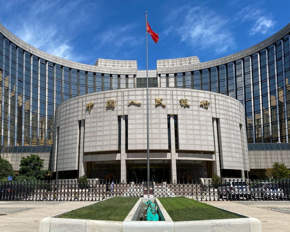 大陸央行22日突然宣布全面降息，以刺激低迷不振的消費市場。圖/取自新華社