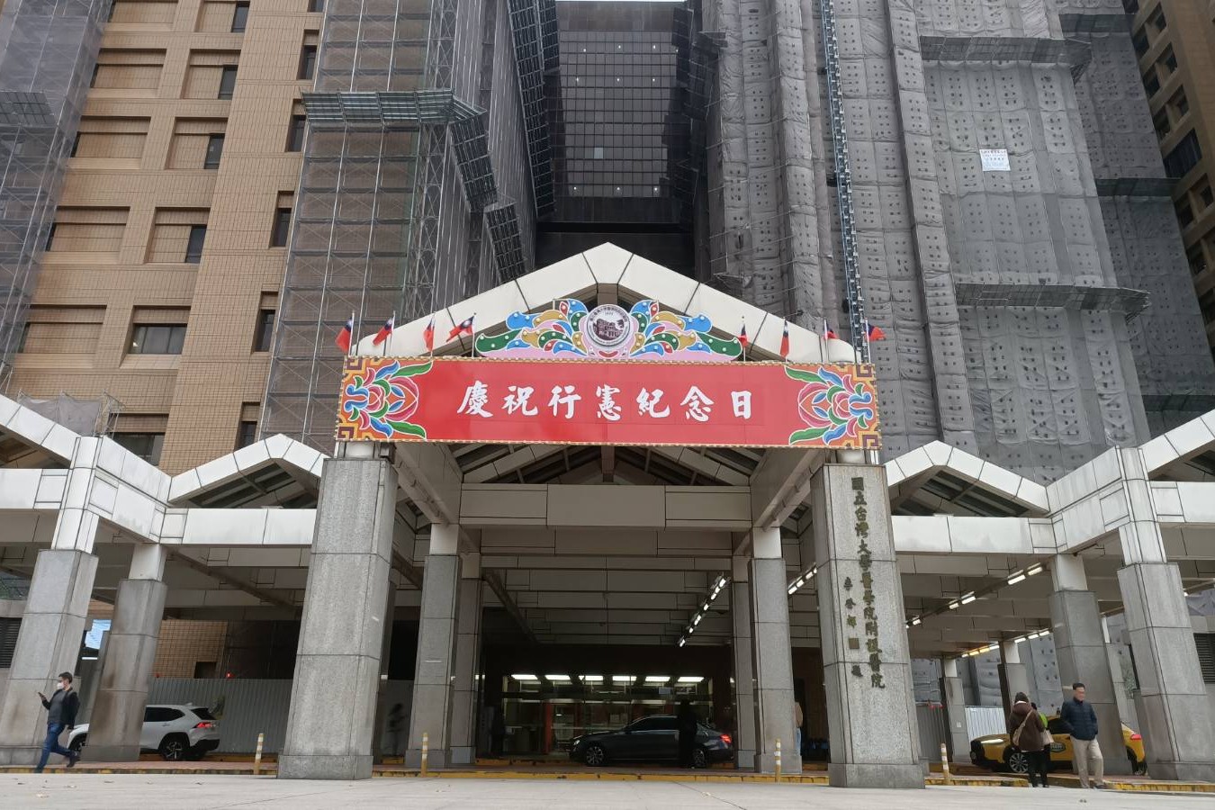 詭異行憲紀念日！憲政機關零牌樓　倒是教育部隔壁「這地方」掛慶祝看板