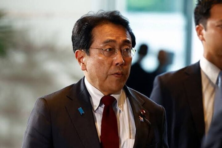 日本經濟再生大臣赤澤亮正搭機赴美前在機場受訪。圖/取自世界情報局《推特》