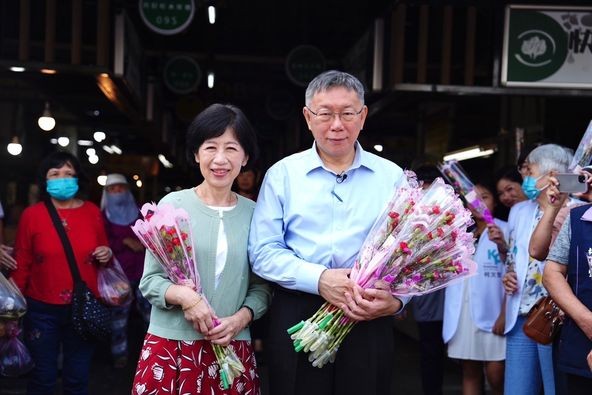 陳佩琪（左）指控北市衛生局，要求她達到一定業績指標，所以要施展「騙術」，拐誘病人來院外門診部開單，「現在做不下去只好自己滾蛋」。圖/取自陳佩琪臉書