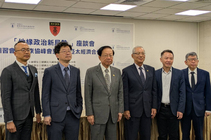 左起國策院執行長王宏仁、中華經濟研究院院長連賢明、國策院董事長田弘茂、前駐美代表高碩泰、國策院副院長郭育仁、中研院歐美所研究員林正義等人出席國策院「地緣政治新局勢」座談會。圖/記者高陸攝