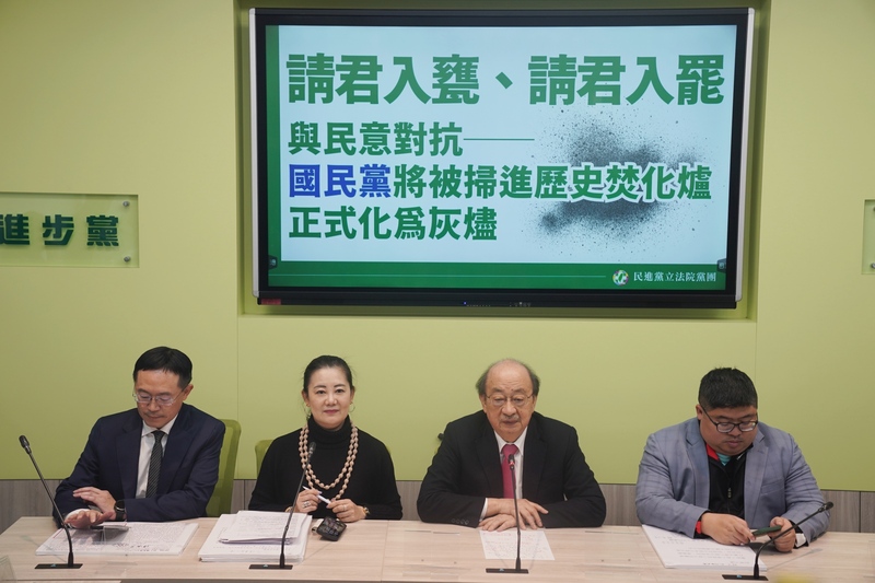 民進黨立院黨團總召柯建銘（右二）宣稱，大罷免時代到來。圖/中央社