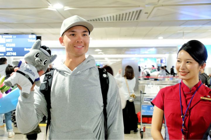 費爾柴德抵台　向經典賽中華隊報到　近百球迷接機