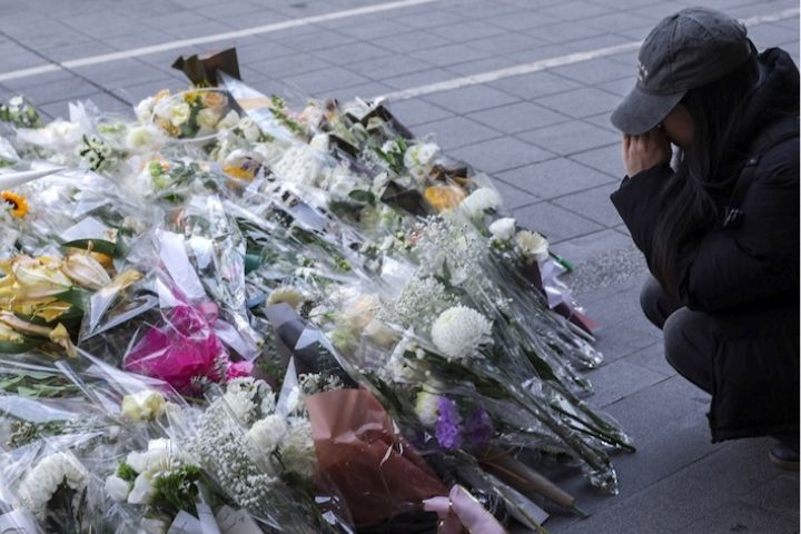 27歲張文日前在台北捷運周邊隨機傷人釀死傷，誠品南西店外人行道擺放許多悼念鮮花，此也令死刑存廢再成議題。圖/中央社