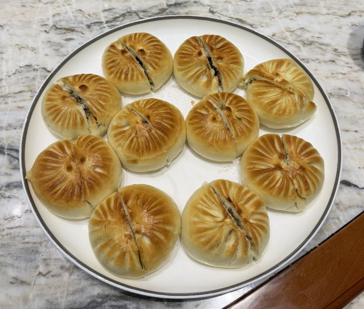 內蒙古肉餡飽滿的烤肉包子,別具草原特色。圖/記者楊俊斌攝
