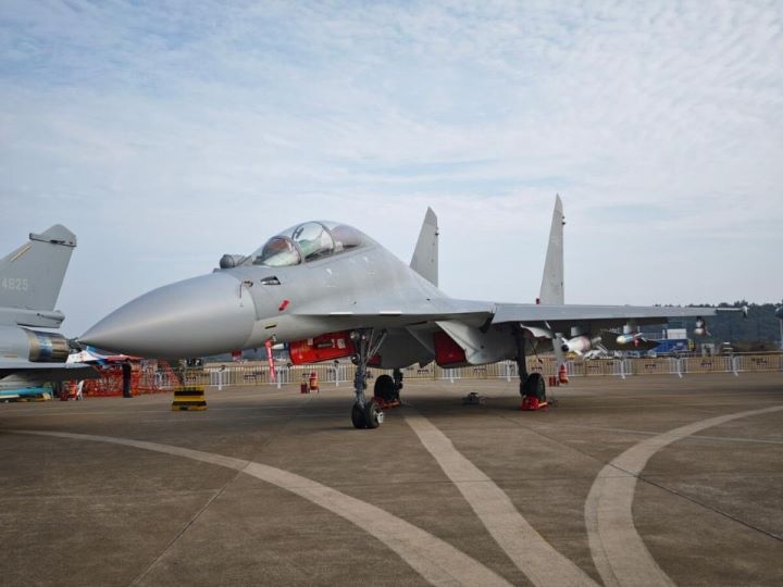 大陸空軍殲-16戰鬥機,掛載新型1000公斤級鑽地航彈。圖/取自軍武次位面公眾號