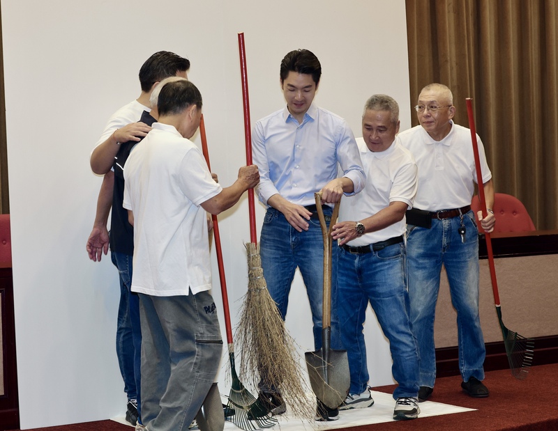台北市長蔣萬安(右3)6日與同黨里長一同拍攝形象照。圖/中央社