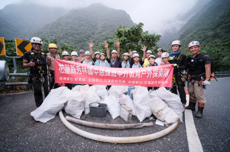 秀林國中慈暉班繩索隊，義務清山清出百多公斤垃圾，見證人類對山林的破壞。圖/駱昌宏老師提供
