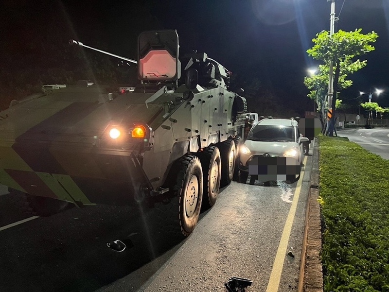 參加漢光演習的雲豹裝甲車,與同向的與白色小客車,在新北市八里區龍米路上發生擦撞意外。圖/中央社