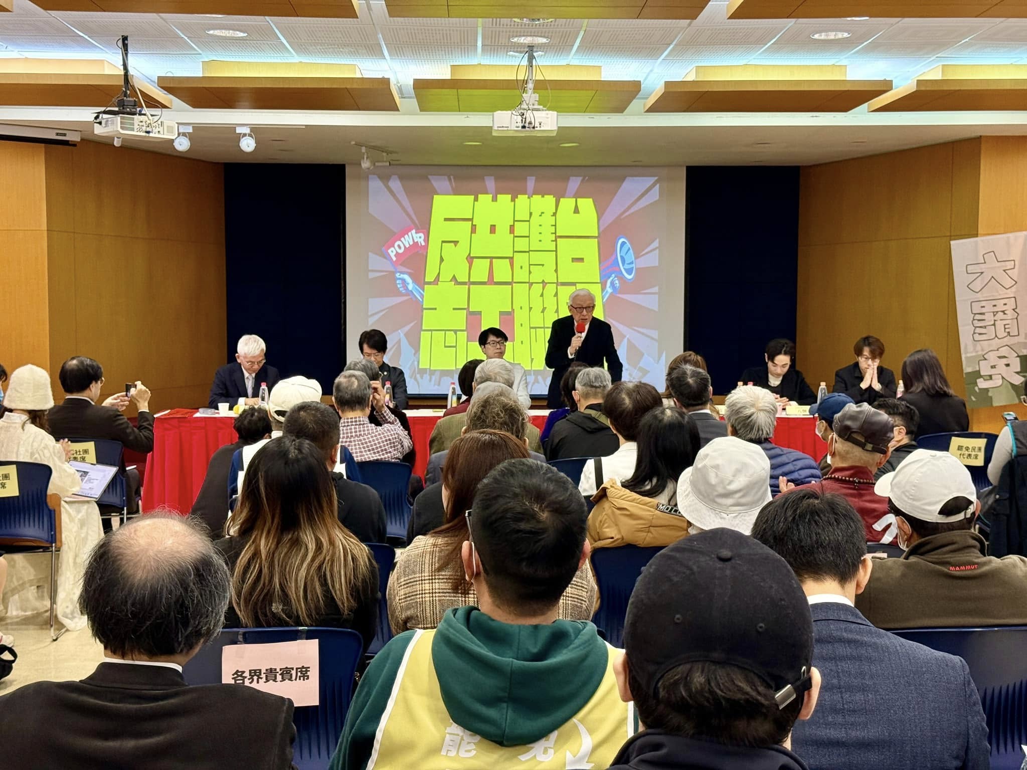 聯電創辦人曹興誠（ 中）以罷團領銜人身份領導726大罷免，圖為曹興誠發起罷免活動。圖／取自曹興誠臉書