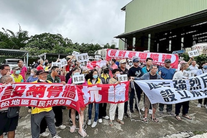 高松墓園擴建案 5里居民再拉布條抗議