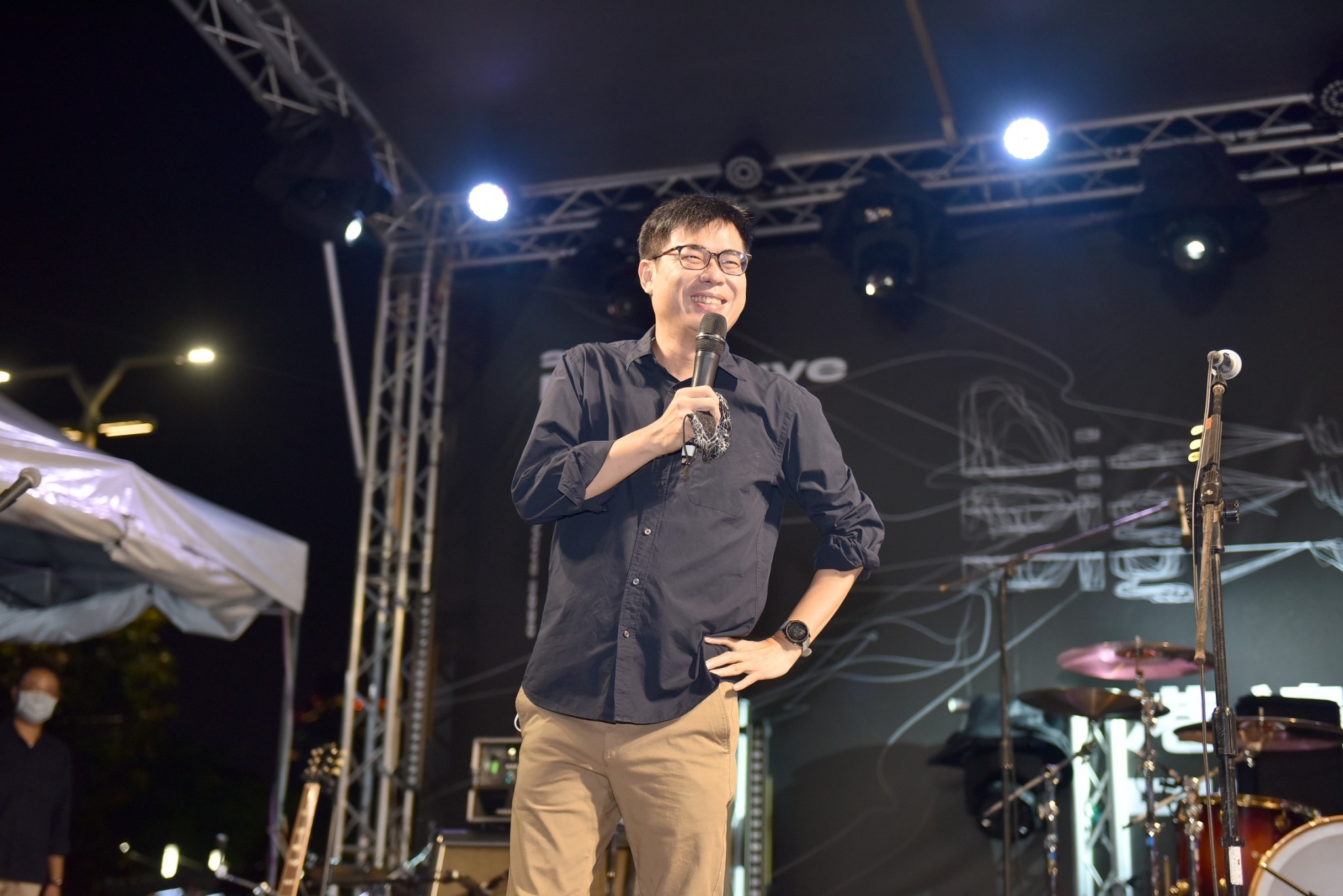 陳其邁在高雄執政後,大力拓展高雄的演唱會,為他催促了不少年輕人的票。圖/取自陳其邁 Chen Chi-Mai 臉書