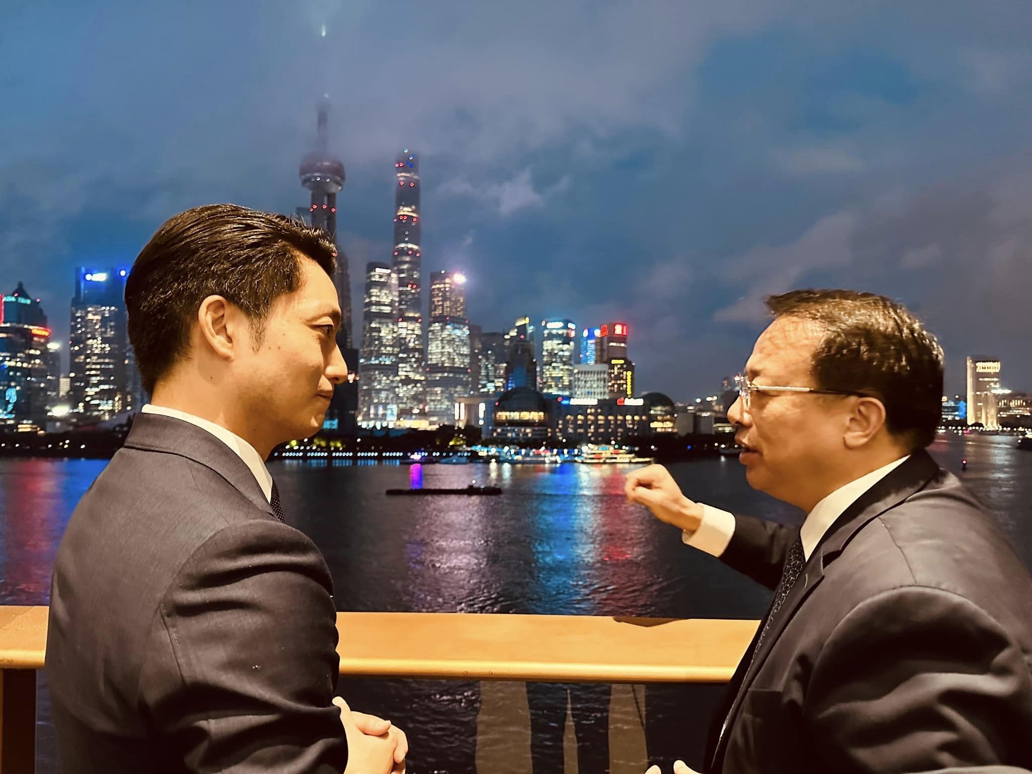 雙城論壇是兩岸最重大的官方城市交流，圖為去年台北市長蔣萬安（左）與上海市長龔正（右）合影。圖/取自林奕華臉書
