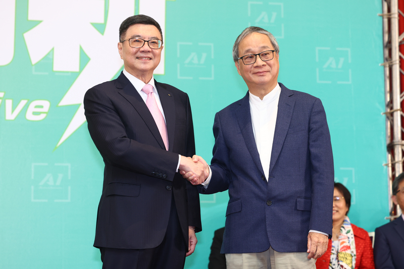 總統當選人賴清德10日公布第一波內閣名單，由前民進黨主席卓榮泰出任行政院長。卓榮泰（左）12日主持新內閣成員公布記者會，宣布文化部長由作家李遠（小野）（前右）出任。圖/中央社