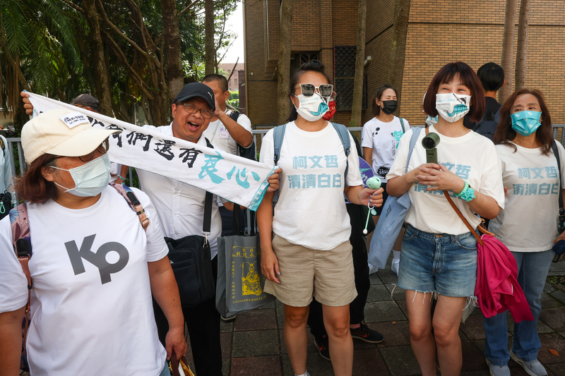 正逢前台北市長柯文哲生日，支持者在北院外聚集，為柯文哲獻上祝福。圖/中央社