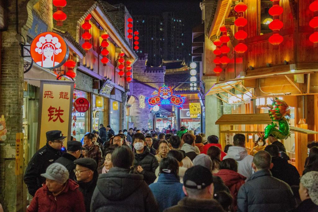 大陸將除夕正式列為國定假日。圖為今年2月10日安徽蕪湖古城花街。圖/取自新華網