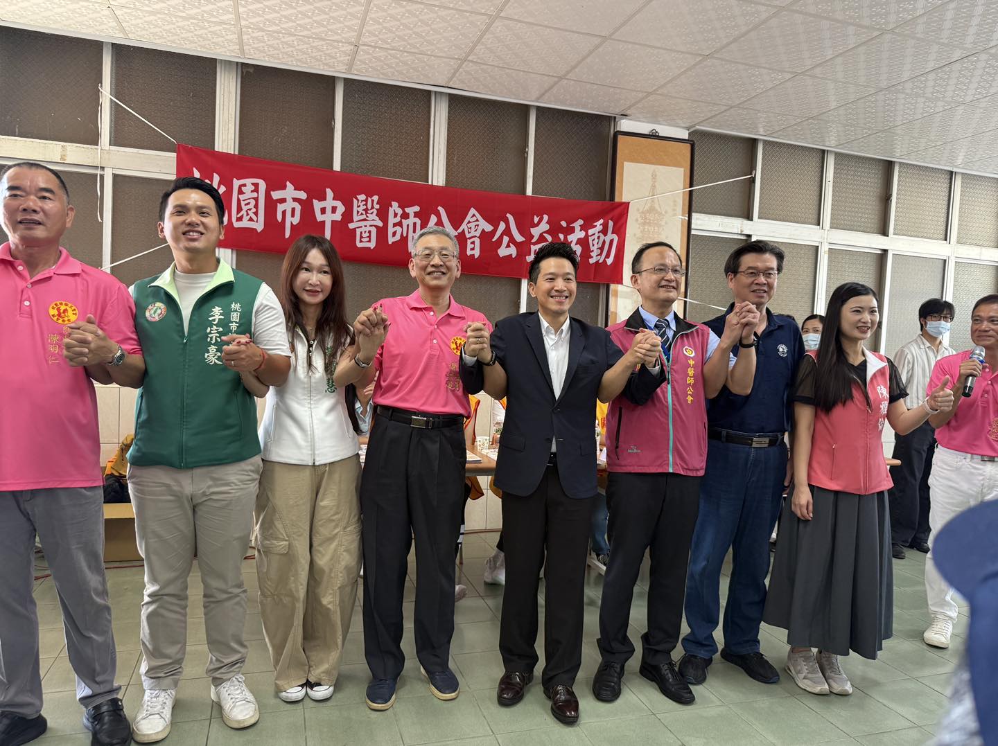 總統府副秘書長何志偉也是被點名民進黨選桃園市長的人選,圖為近期不時前往桃園出席活動的何志偉(中)。圖/取自何志偉臉書