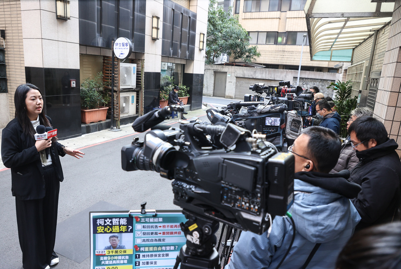 前台北市長柯文哲交保案最快29日下午開更裁庭，大批媒體等候在柯宅外。圖/中央社