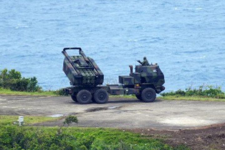 在屏東九鵬基地實彈操演海馬士多管火箭系統。圖/取自中華民國陸軍