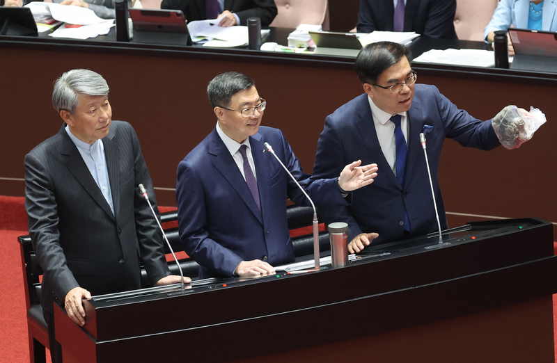  立法院會11日對行政院長卓榮泰施政報告繼續質詢，圖為卓榮泰（中）與環境部長彭啓明（右）、經濟部長郭智輝（左）列席備詢。圖/ 中央社