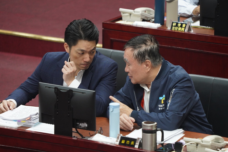台北市長蔣萬安（左）8日與副市長李四川列席台北市議會專案報告，兩人在會議開始前交換意見。圖/中央社