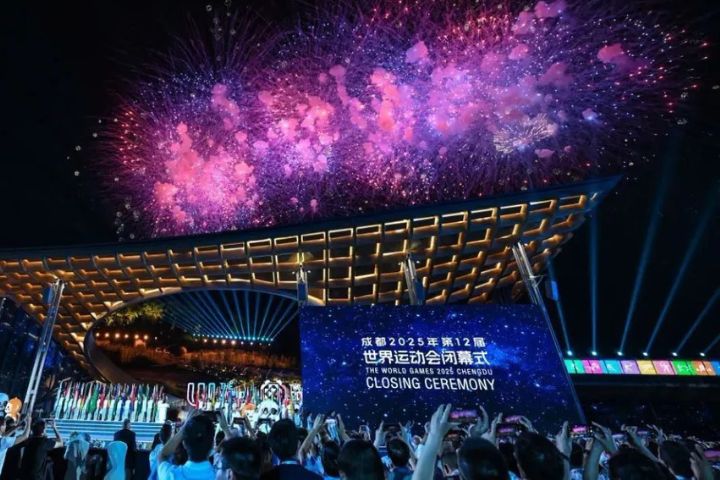 成都世運會閉幕式以嘉年華形式進行，煙火璀璨，氛圍熱烈。圖/取自新華社