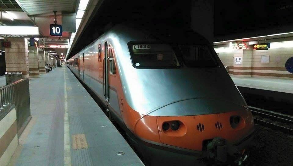 台北市社會局公告,自15日起持愛心或敬老悠遊卡搭乘台鐵,只要是從北北桃基宜轄區內64個車站的任一站進出,即可扣抵車資150元。圖/取自國營臺灣鐵路股份有限公司